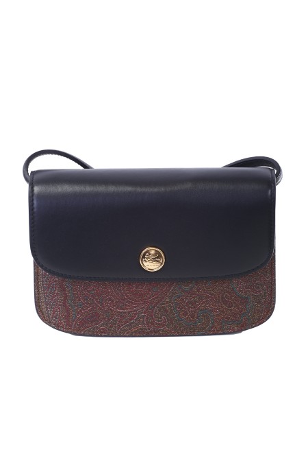 Shop ETRO  Borsa: Etro borsa a tracolla ETRO Essential, realizzata nell'iconico tessuto Paisley jacquard e caratterizzata da una chiusura con patta in pelle a contrasto e bottone con logo ETRO e Pegaso.
La borsa al suo interno rivela una fodera in suede ed è perfetta per essere indossata a spalla o a tracolla, oppure a mano.
Dimensioni: 19 x 14 x 4,5 cm.
Esterno: Tessuto Paisley: Fronte: 76% cotone, 24% poliestere.
Retro: 100% cotone.
Spalmatura_ PVC.
Dettagli: 100% pelle di vitello.
Interno: 100% pelle di agnello.
Due scomparti interni.
Tasca posteriore.
Chiusura con bottone a calamita.
Tracolla removibile e regolabile altezza (luce) 55 cm.
Accessori metallici con finitura oro.
Made in Italy.. 1P050 8502-0001